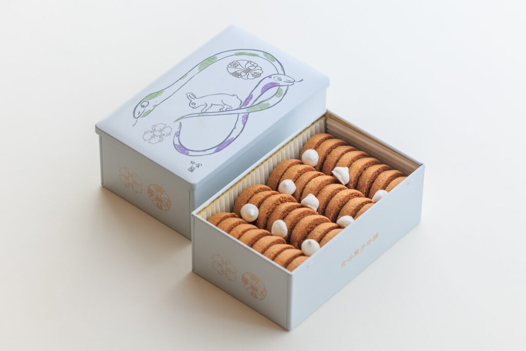 金谷菓子本舗]2025年の干支「巳年」を配したデザイン缶が新登場